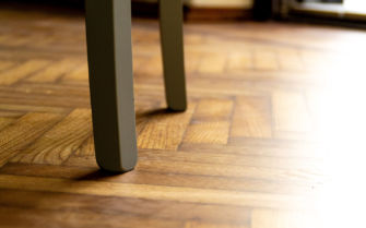 sedia paviemento legno scuro